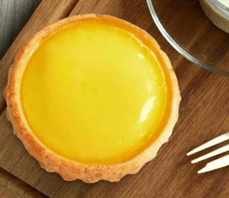 Tai Cheong: Beli Tiga Gratis Satu Egg Tart saat menjelajahi Hong Kong dan cicipi salah satu egg tart tradisional terkenal kota ini, pengalaman kuliner Hong Kong yang wajib dicoba wisatawan.